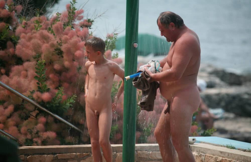 Naturist Shower Profiles pics - Nudity helps to overcome insecurities and boost self-esteem