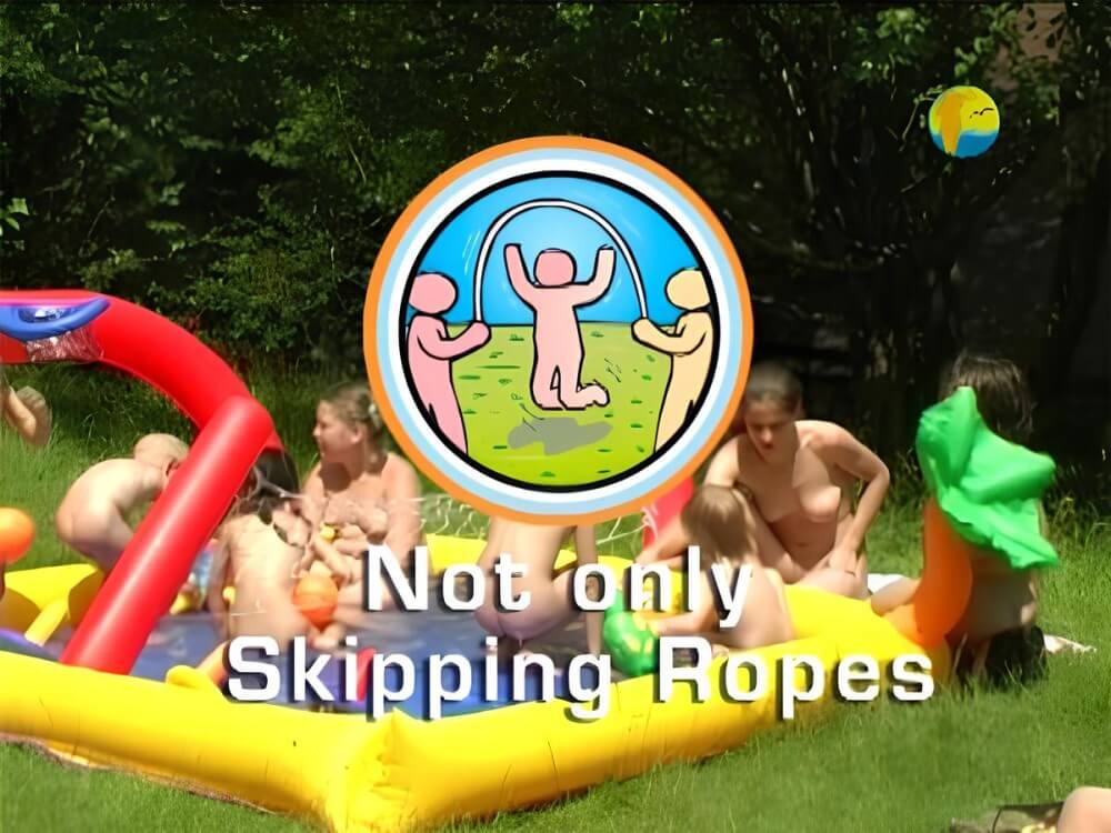Naturist Freedom: Not only Skipping Ropes - Naturist practices help us understand that the body is part of nature and its beauty