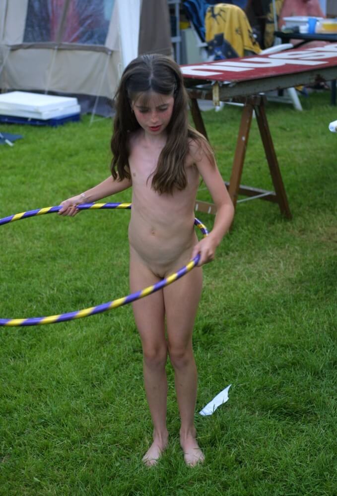 Holland Grass Hula Hoops pics - Nudism improves health and boosts self-esteem