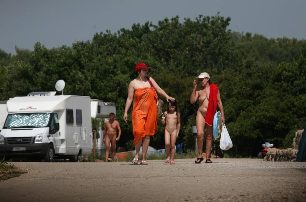 Bondi Beach Path Outskirt pics - Core values of nudist clubs
