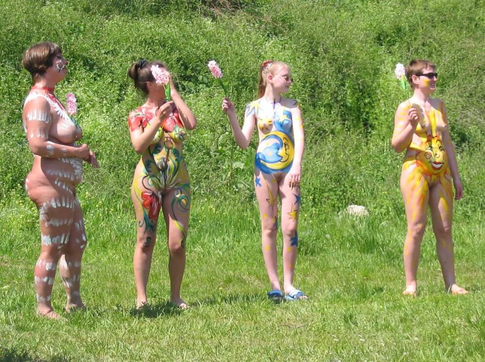 Family String-Apple Game Pics - Events with completely naked people