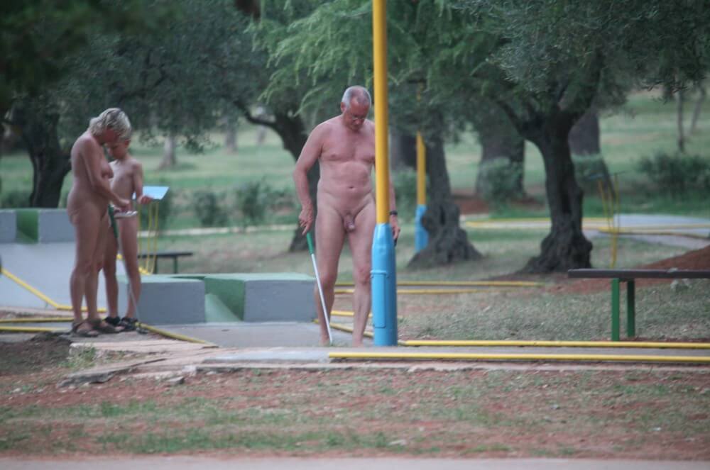 Mini-Golf Nude Participants pics - This is how naturism culture manifests itself