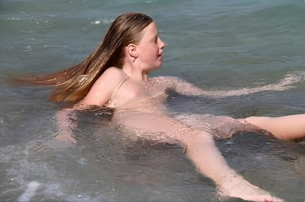 Turqoise Water Splash pics - Nudity is only possible among people