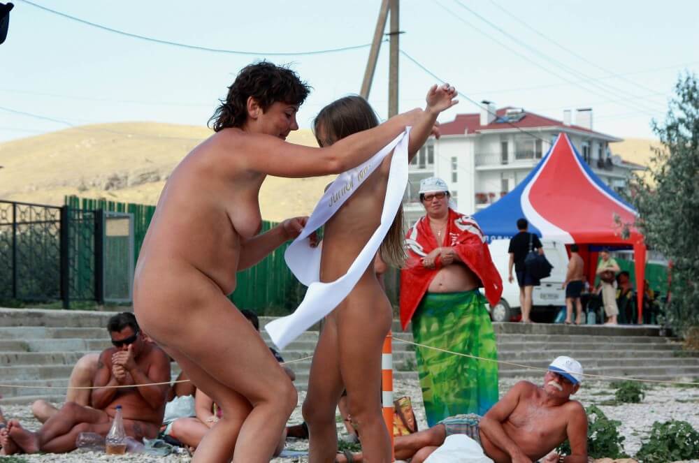 Presenting Mini Awards photos - Nudism improves health and boosts self-esteem