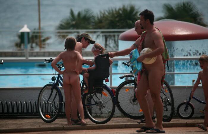 Freedom on two wheels: how cycling and hiking enrich the lives of nudists - Nudism teaches us to appreciate the present moment