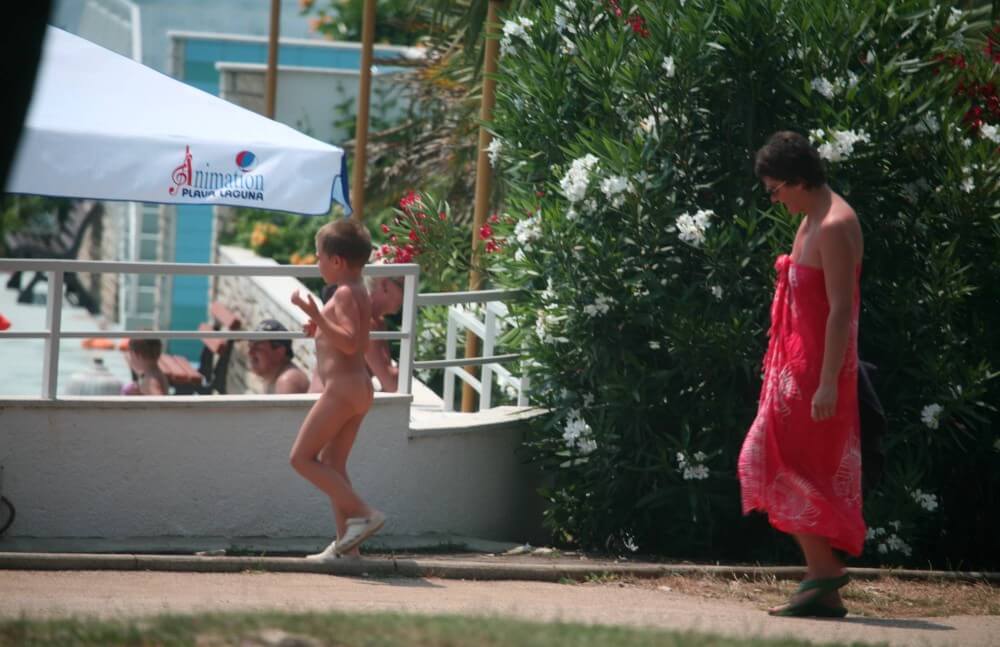 Naturist Pool Walkaround pics - The true flourishing of a culture of naturalness