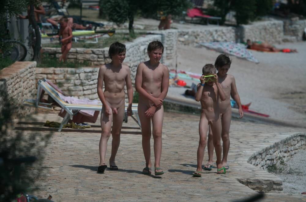 Shore walking nude - Types of recreation in nudist destinations