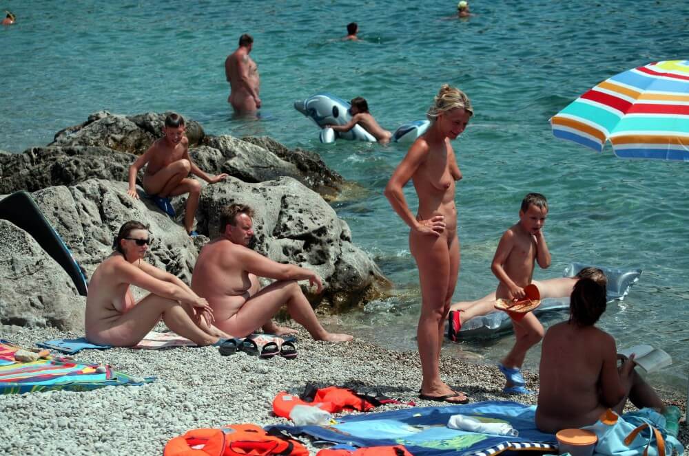 Rock Side Family Camping pics - Living in harmony and tranquility is the goal of naturists