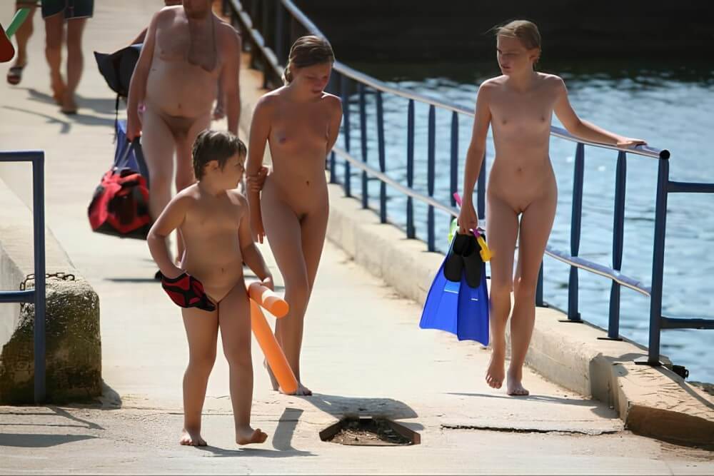 Naturism photo gallery # 11 - The idea of being naked is good