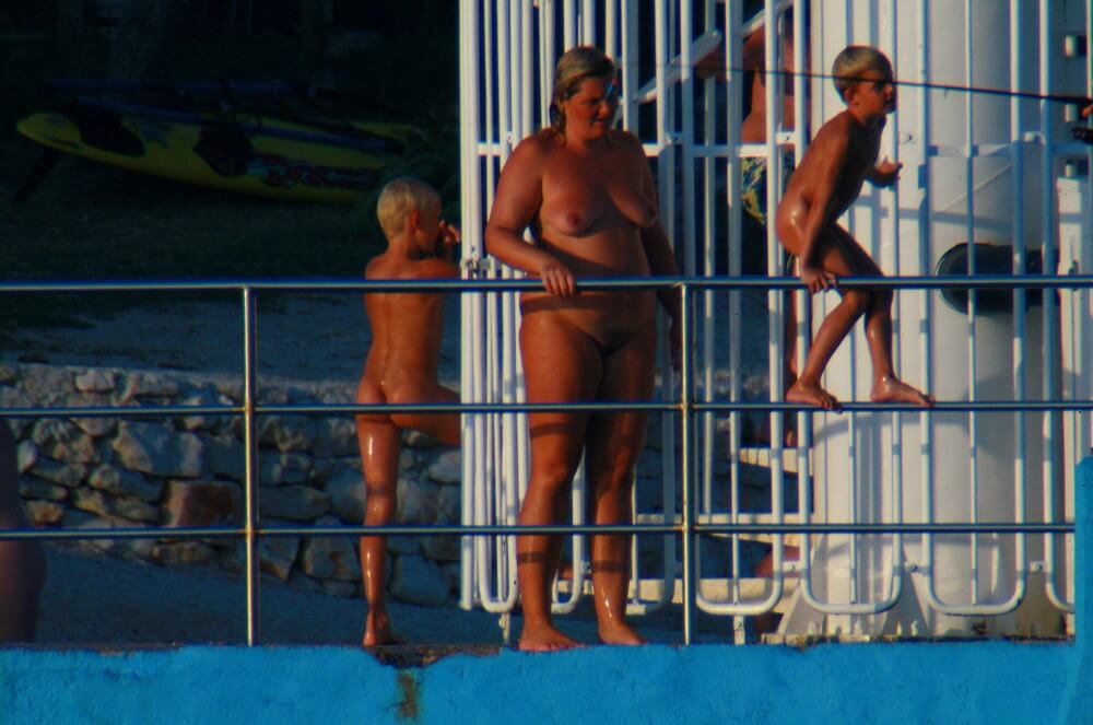 Uka FKK Water Play - Being naked fosters trust
