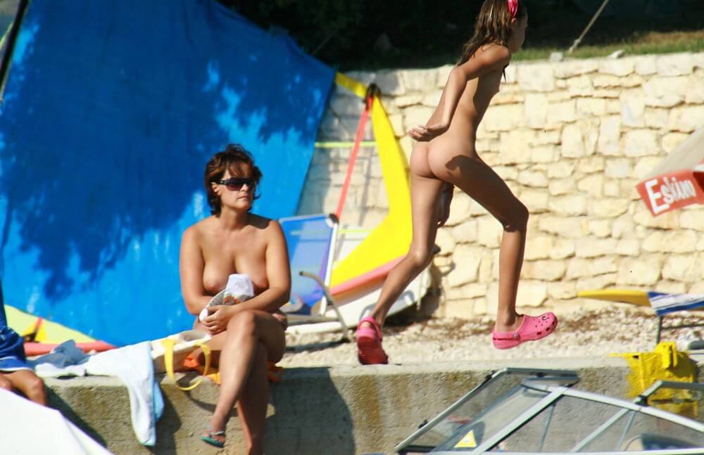 Bright Day Sun Tanning pics - Many beautiful people without clothes