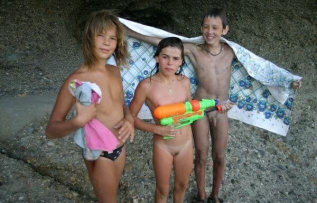 Naturism photo gallery # 33 - Nudists relax beautifully—a sight to behold