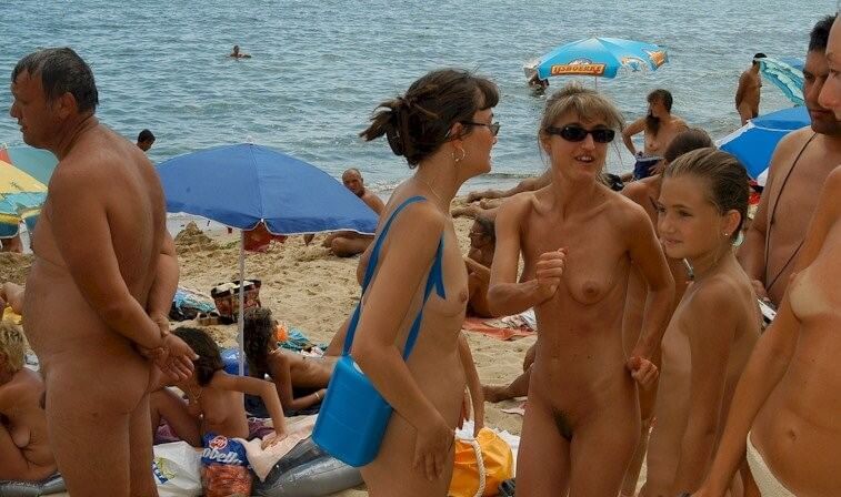 Documentary video naturism 1999 - People find in this a way to understand that the naked body is part of nature and its beauty