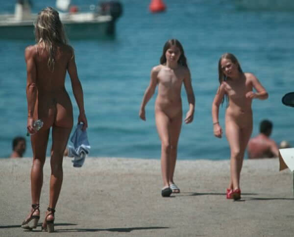 The nudism country photos - Nature fills the naked body with energy and inspiration