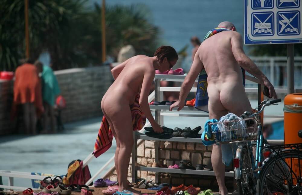 Pool Arrivals and Departures pics - In this nudist movement, voluntariness and comfort are important