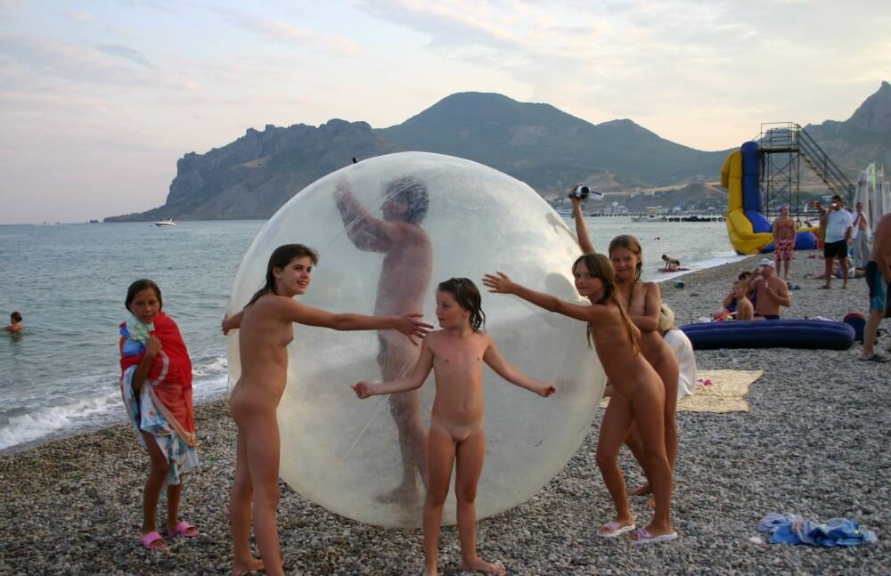 Pics Walk on the Beach Balloon - A Base for Naturist Recreation
