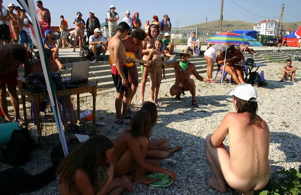 Nude Party By The Steps pics - Being oneself is the foundation of nudism