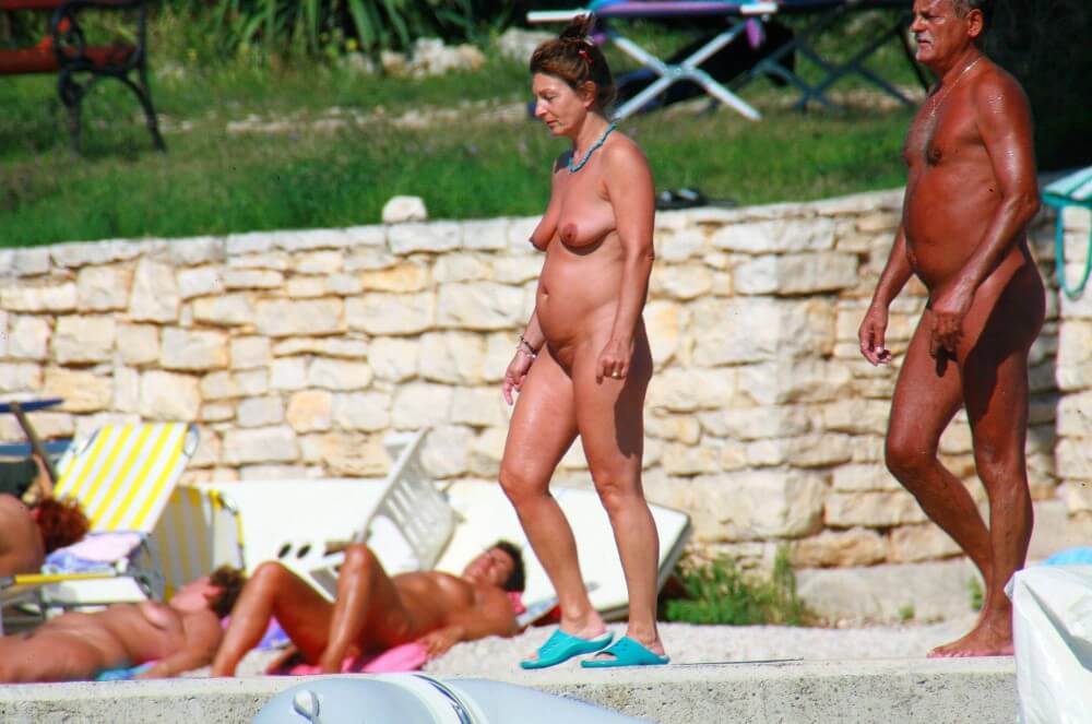 Ula FKK Wall-Side Passby photos - Being oneself is the foundation of nudism
