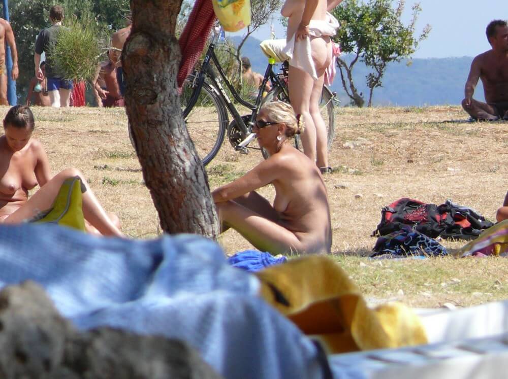 Ula FKK Shore Perspective pics - Naturism and nudism are a path to inner freedom