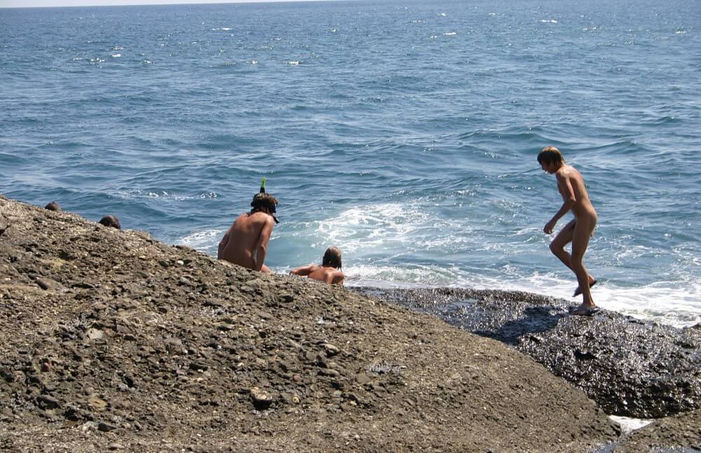 Leaning Against Hit Rocks pics - The naked body is an expression of freedom