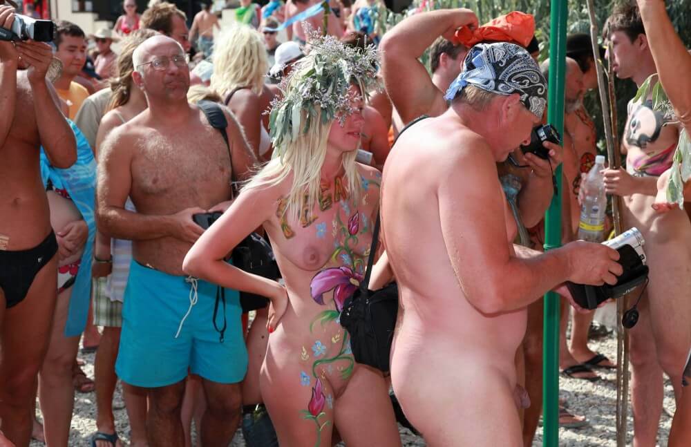 Neptune Painting Couple pics - Nudism helps to overcome shyness and insecurities