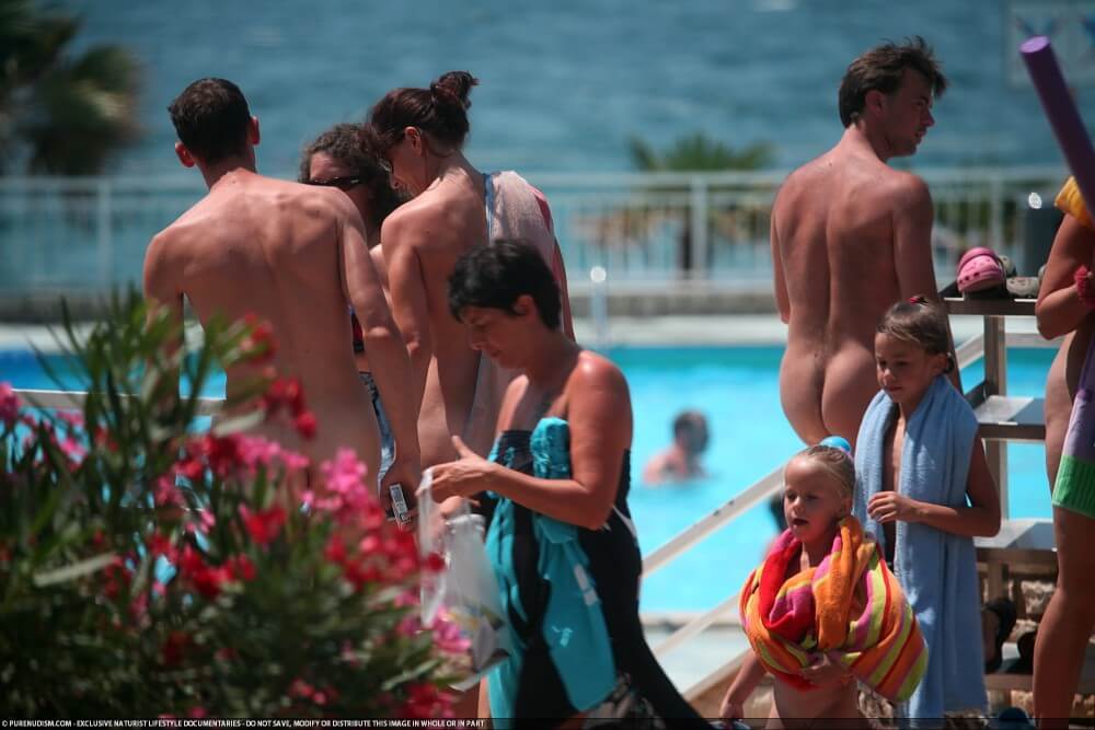 Naturism photo gallery # 66 - Nudity fosters trust and mutual understanding among people
