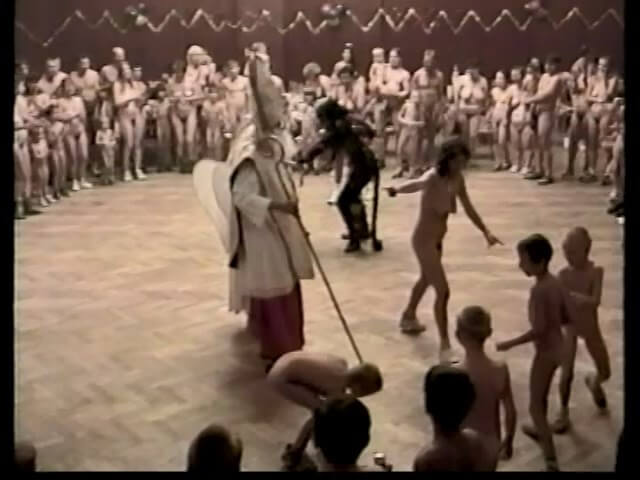 Helios Natura: Christmas Kinder Spiele - Happiness is achieved through embracing naturism